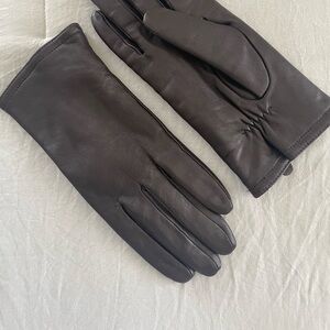 Dark Brown Leather Woman’s Gloves.  Never used. Thinly insulated.